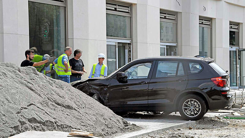 Vermutlich aus gesundheitlichen Gründen verlor ein BMW-Fahrer die Kontrolle über seinen X3 und krachte in eine Baustelle. Die Bilder.