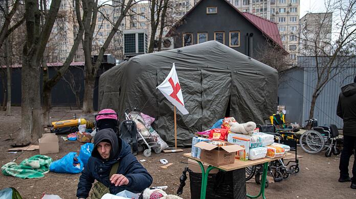 Ein Freiwilliger verteilt Kleidung an fliehende Bürger in der ukrainischen Stadt Irpin unweit von Kiew.