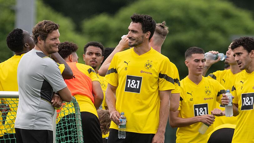 Mats Hummels (r) beim Training im Gespräch mit BVB-Trainer Edin Terzic.