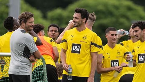 Mats Hummels (r) beim Training im Gespräch mit BVB-Trainer Edin Terzic.