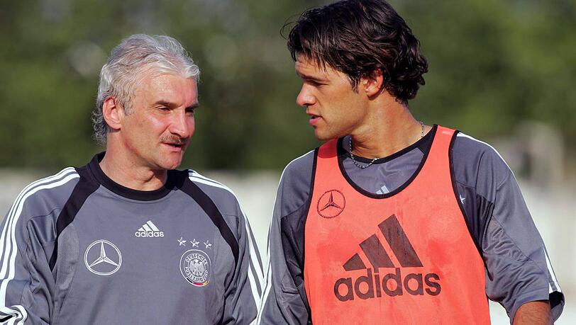 Hatten in der Nationalmannschaft ein enges Verhältnis: Rudi Völler (li.) und Michael Ballack. Hatten in der Nationalmannschaft ein enges Verhältnis: Rudi Völler (li.) und Michael Ballack.