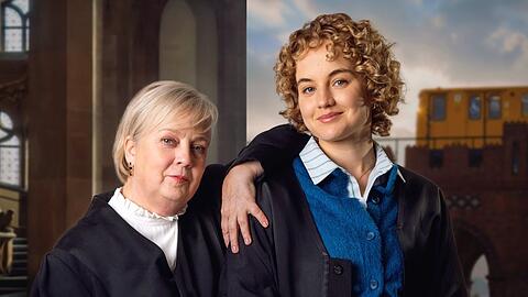 "Kanzlei Liebling Kreuzberg: Bewährungsprobe": Dr. Talia Jahnka (Gabriela Maria Schmeide, l.) und ihre Kollegin Lisa Liebling (Luise von Finckh, r.) verbindet eine Kanzlei und ein großes Anwältinnen-Herz.