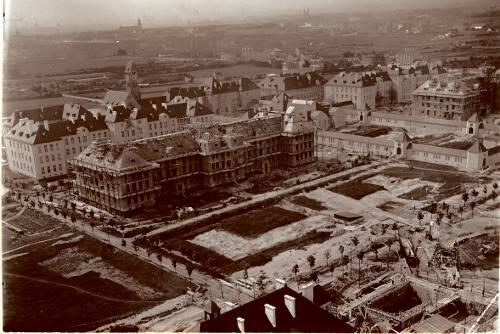 Das "Schwabinger" - von der Isoldenstraße aus fotografiert: 1909 war der Zentrale Bau am heutigen Kölner Platz fertig (Bild oben), doch viele Gebäude fehlten noch.