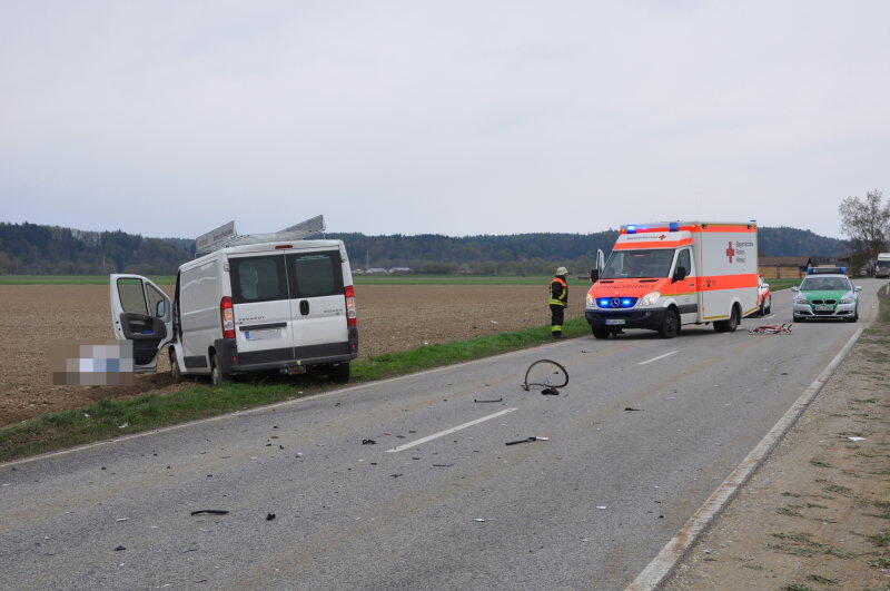 Am Mittwochnachmittag ereignete sich zwischen Erharting und Winhöring ein tödlicher Verkehrsunfall. Ein Radfahrer wurde von einem Kastenwagen frontal erfasst und stirbt noch an der Unfallstelle.
