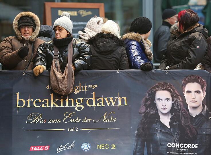 Ausnahmezustand am Freitagabend in Berlin: Bei der Premiere des letzten Teils der Twilight-Saga trafen die Stars Robert Pattinson, Kirsten Stewart, Taylor Lautner und Co. auf jede Menge kreischende und jubelnde Fans. Und zahlreiche Promis wollten sich das Kinoerlebnis ebenfalls nicht entgehen lassen. Sehen Sie hier die Bilder vom roten Teppich und lesen Sie im Text die AZ-Kritik zu "Breaking Dawn 2"...