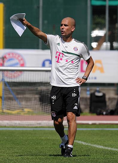 Pep GuardiolaUm 10 Uhr Morgens standen die Profis des FC Bayern schon auf dem Trainingsgelände in Riva. Heute Abend gibt's noch ein Spiel gegen eine Fanauswahl im "Paulaner Cup des Südens". Sehen Sie hier die Bilder von Tag 2.