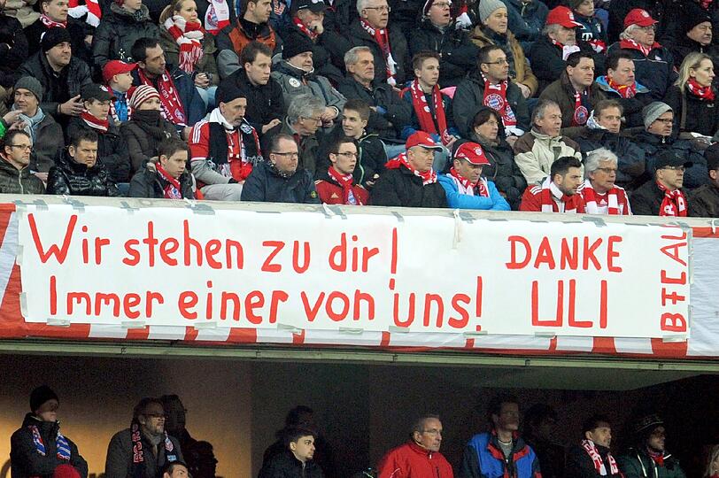 15. März 2014 &ndash; Auch im Spiel eins nach Uli Hoeneß ist der Fall des Ex-Präsidenten präsent