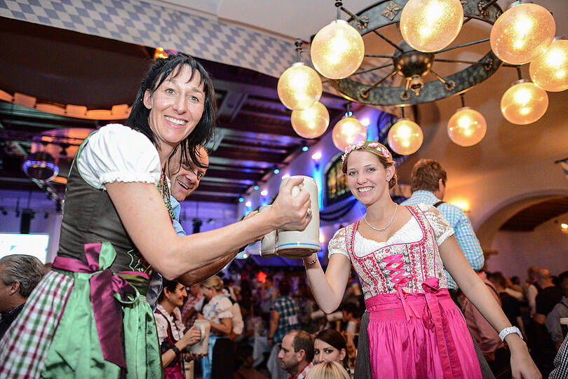 Wiesn-Party ohne Sperrstunde: So schön ist es im Wiesnzelt am Stiglmaierplatz.