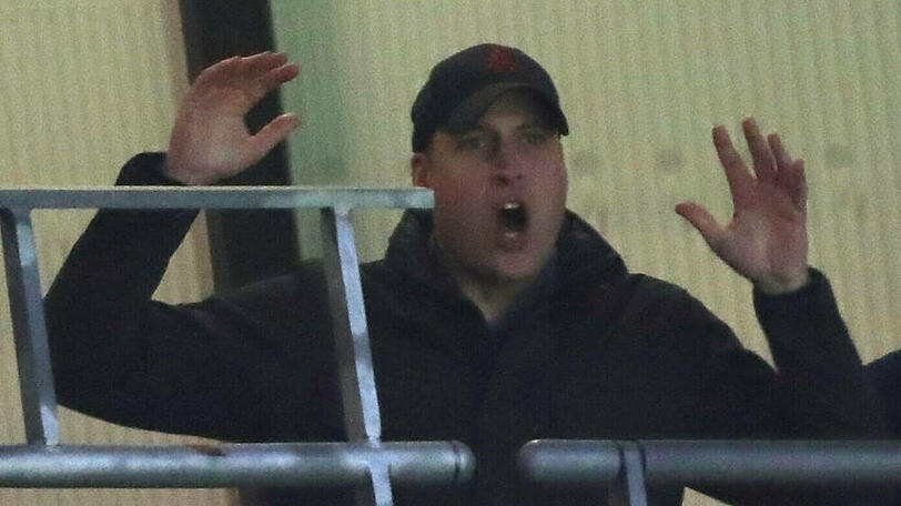 Prinz William leidet live im Fußballstadion mit.