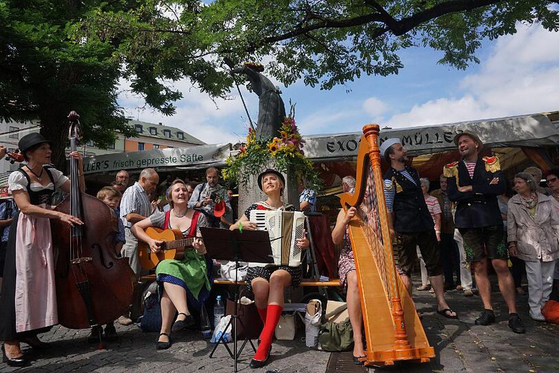Schausteller, Musiker, Tänzer und Kabarettisten: Die Bilder vom Brunnenfest am Viktualienmarkt.