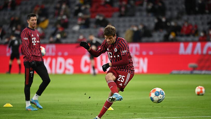 Münchens Thomas Müller (r) schießt sich warm.