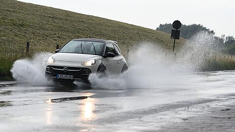 Wegen des Starkregens wurden kurzzeitig Straßen überflutet.