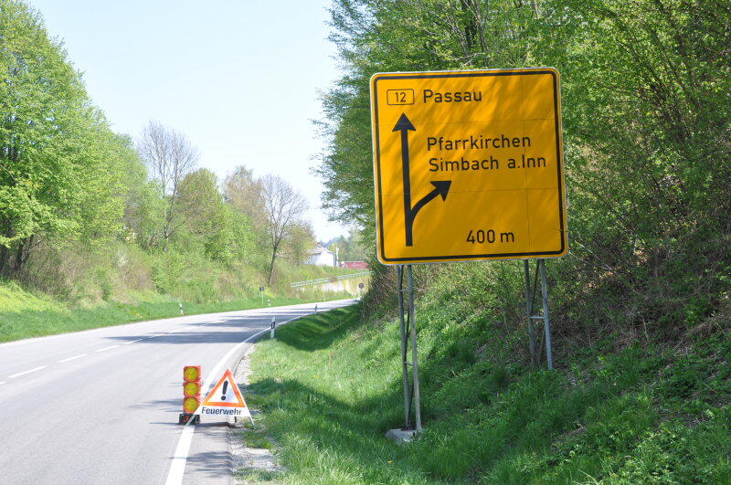 Auf der B 12 bei Simbach kippte ein Lkw um.