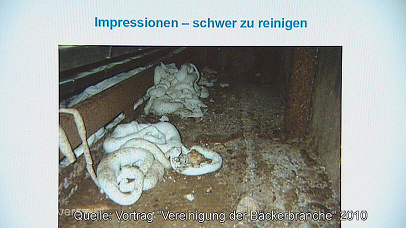 Teig liegt über den verdreckten Boden verteilt. Das Foto trägt branchenintern den Titel &bdquo;Schwer zu reinigen&ldquo;.