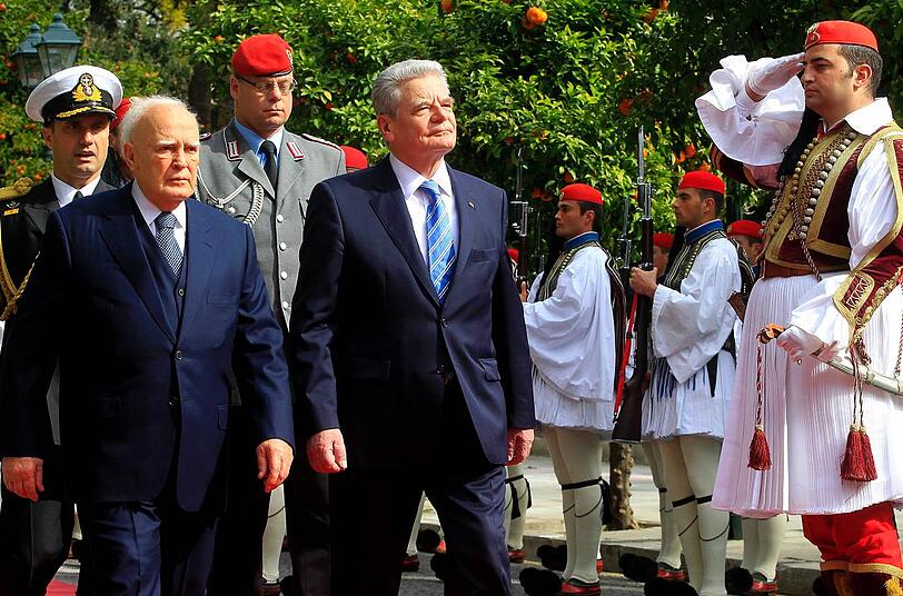 Empfang mit militärischen Ehren: Joachim Gauck mit dem griechischen Präsidenten Karolos Papoulias (84, l.).