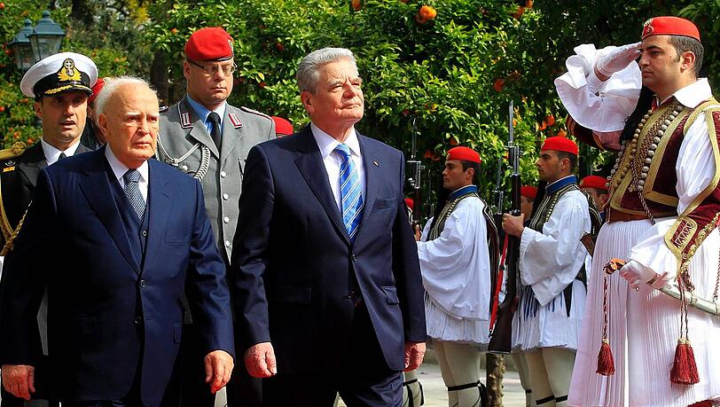 Empfang mit militärischen Ehren: Joachim Gauck mit dem griechischen Präsidenten Karolos Papoulias (84, l.). Empfang mit militärischen Ehren: Joachim Gauck mit dem griechischen Präsidenten Karolos Papoulias (84, l.).