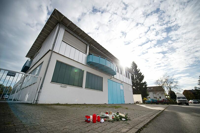 Nach dem Mord an zwei Mädchen in Köngen ist die Mutter verhaftet worden. Der Ort befindet sich im Schock-Zustand. Bilder von der Trauer und vom Tatort.