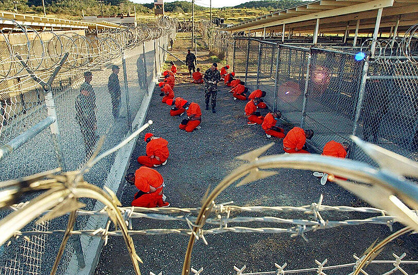Das von der US-Armee herausgegebene Archivfoto zeigt Häftlinge, die im Camp X-Ray auf dem US-Marinestützpunkt Guantanamo Bay auf Kuba auf dem Boden knien.