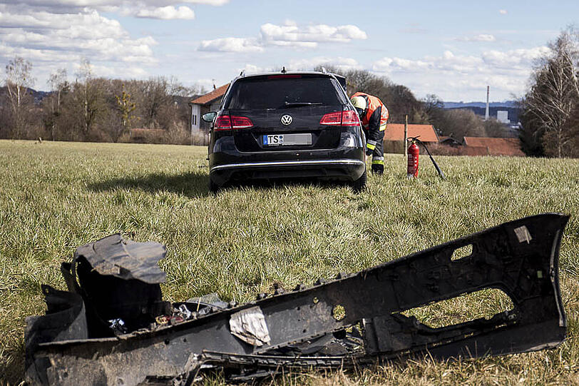 Die Bilder vom Kreuzungscrash bei Tittmoning mit insgesamt vier Verletzten.