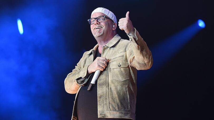 Dass DJ Ötzi mit diesem Namen nicht geboren wurde, dürfte den meisten Fans klar sein. In Wirklichkeit heißt er Gerhard Friedle.