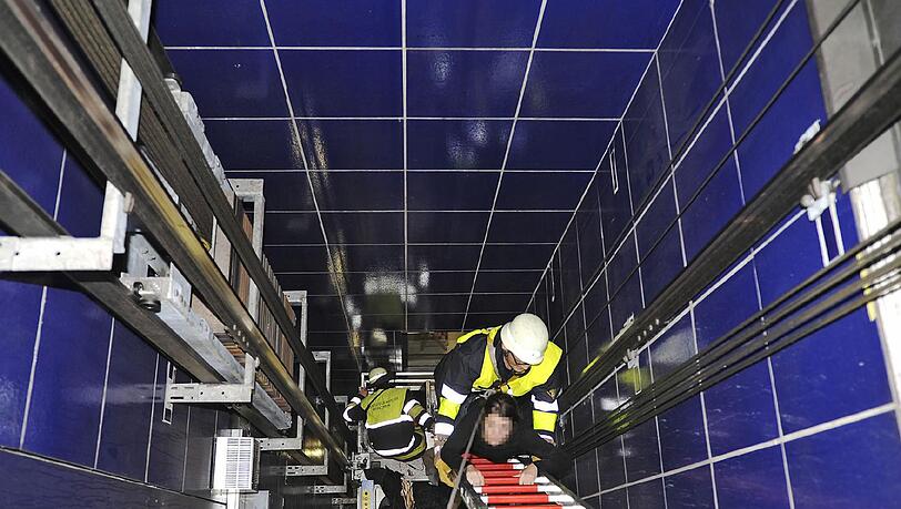 Per Leiter wurden die Eingeschlossenen aus dem Aufzug geborgen. Per Leiter wurden die Eingeschlossenen aus dem Aufzug geborgen.