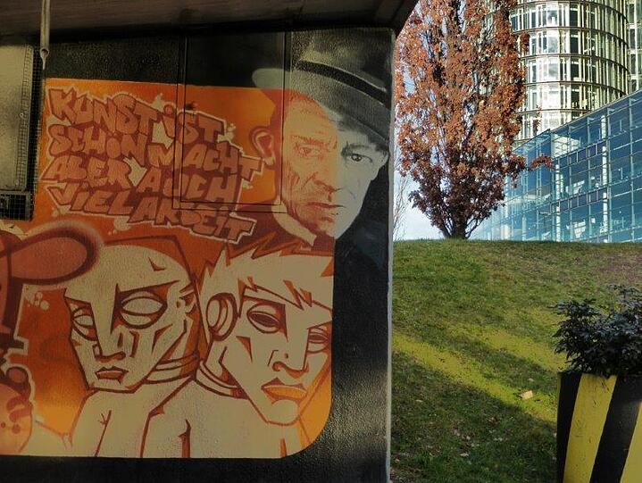 und die gelungenen Graffiti unter der Donnersberger Brücke, unter denen sich sogar ein Karl Valentin mit einem treffenden Zitat zu Fragen der ästhetischen Alltagsgestaltung findet!