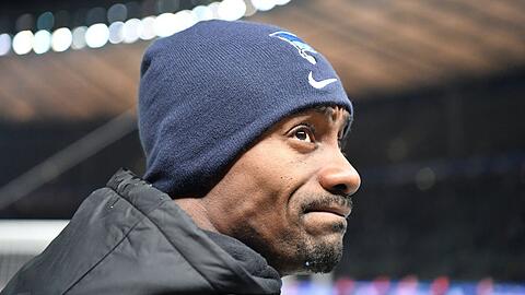 Salomon Kalou von  Hertha  BSC hat mit dem Live-Stream aus der Hertha-Kabine ein böses Eigentor geschossen.
