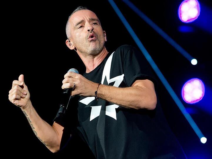 Eros Ramazzotti steht auf der Bühne. Foto: Sven Hoppe/Archiv