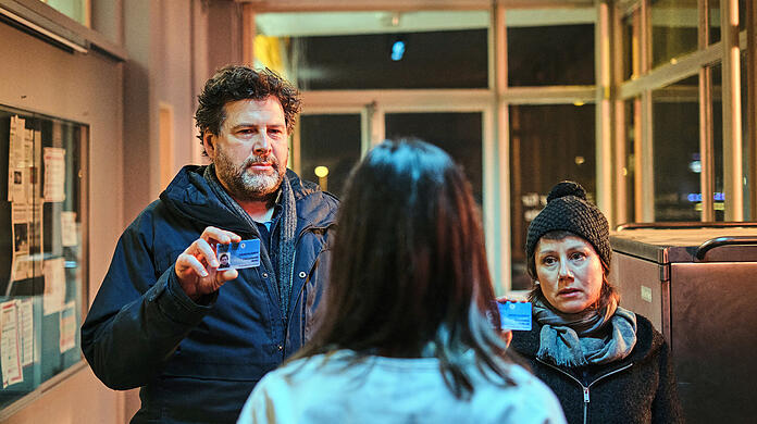 Friedemann Berg (Hans-Jochen Wagner) und Franziska Tobler (Eva Löbau) hegen den Verdacht, dass die gerade erst aus dem Gefängnis entlassene Sara Manzer (Johanna Wokalek) in einen Mordfall verwickelt ist.