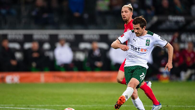Gladbachs Jonas Hofmann trifft zum 2:1 gegen RB Leipzig.