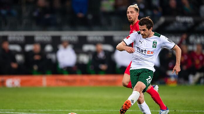 Gladbachs Jonas Hofmann trifft zum 2:1 gegen RB Leipzig.