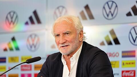 DFB-Sportdirektor Rudi Völler spricht während einer Pressekonferenz.