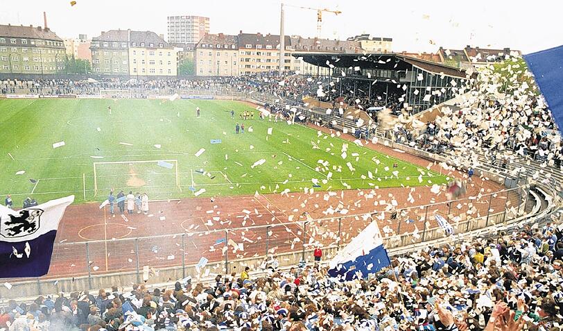 So voll wird&rsquo;s wohl nie mehr im Sechzger Stadion. Die Stadt reduzierte die Kapazität auf Giesings Höhen drastisch. Mehr als 10 240 Zuschauer dürfen jetzt nicht mehr rein. Foto: Berndmüller