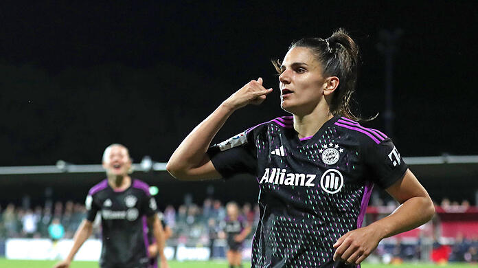 Telefon-Jubel von Jovana Damnjanovic beim Spiel gegen RB Leipzig.