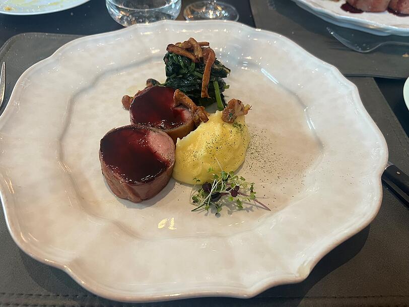 In dem von der Villa Amalfi im Bogenhauser Hof angebotenen Menü gab es zum Hauptgang Kalbsfilet mit Parmaschinken, Pfifferlingen, Spinat und Kartoffelpüree. In dem von der Villa Amalfi im Bogenhauser Hof angebotenen Menü gab es zum Hauptgang Kalbsfilet mit Parmaschinken, Pfifferlingen, Spinat und Kartoffelpüree.