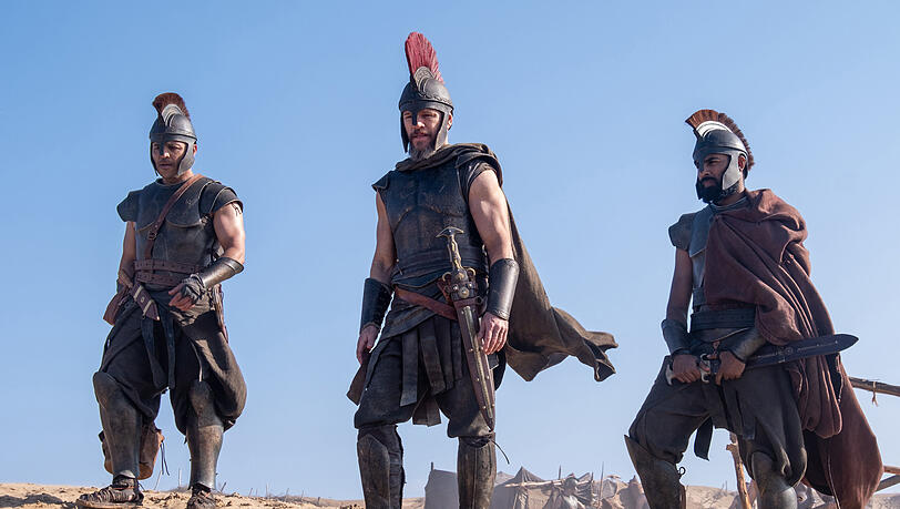 Jimmy Gonzales (l) als Cepheus, Matt Damon (M) als Odysseus und Himesh Patel als Eurylochus in einer Szene des Films  "Die Odyssee" von Christopher Nolan.