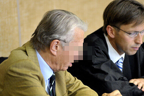 Arzt auf der Anklagebank: Hans T. ließ ein Op-Einwilligung fälschen.