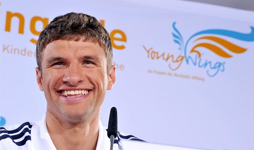 Der Fußball-Nationalspieler Thomas Müller wird als Botschafter in den nächsten Jahren das Jugendprojekt &bdquo;YoungWings&ldquo; unterstützen.