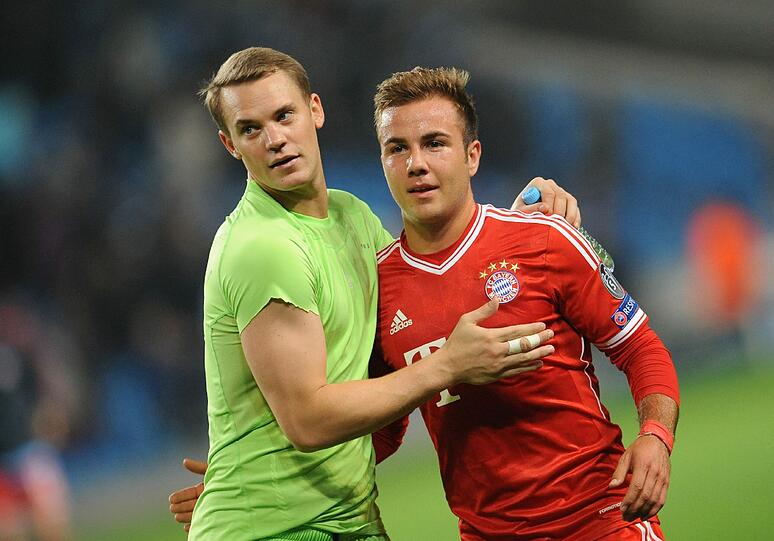 MANUEL NEUER (links) NOTE 2
Ruhiger Abend im angeblich heißesten Champions-League-Auswärtsspiel der Vorrunde. Hätte seinen Fünfmeterraum mit Handtüchern auslegen können &ndash; und eine Runde powernappen. In Minute 77 durfte er fliegen &ndash; top! Beim 1:3 machtlos.