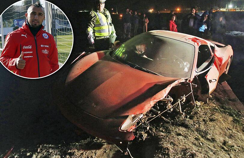 Die Alkoholfahrt von Arturo Vidal endete im Straßengraden. Sein Ferrari: Totalschaden.