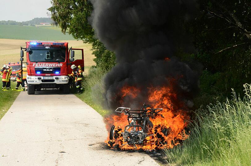Ein brennendes Quad drohte einen Waldbrand auszulösen. Die Feuerwehr konnte die Katastrophe verhindern.