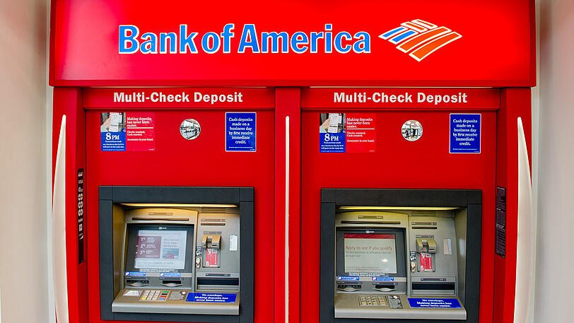 Zwei Geldautomaten in einer Filiale der Bank of America.