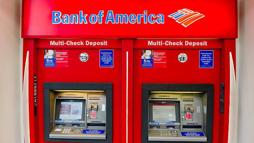 Zwei Geldautomaten in einer Filiale der Bank of America. Zwei Geldautomaten in einer Filiale der Bank of America.
