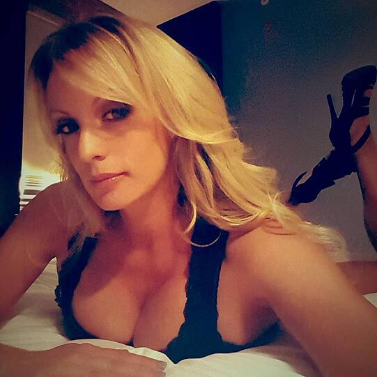 Stormy Daniels gibt sich gern offenherzig und ziemlich sexy.
