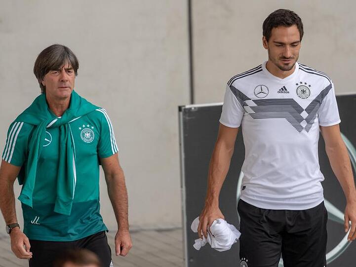 Die Rufe nach einer Rückker von Mats Hummels (r) in die Nationalmannschaft werden lauter.