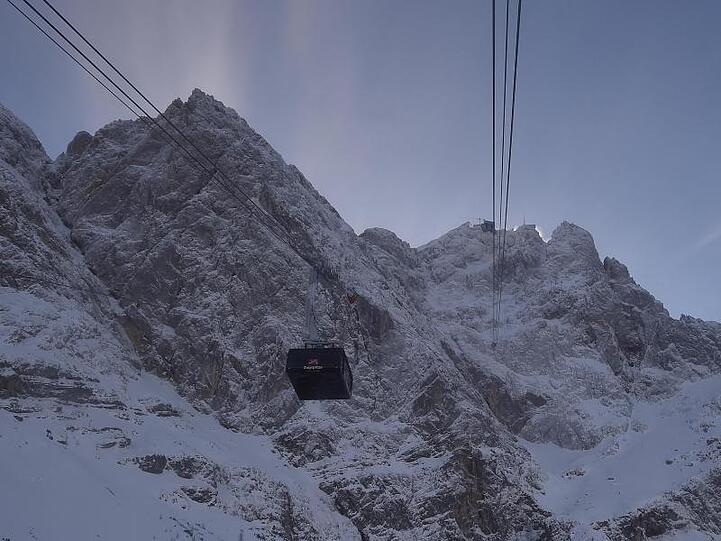 Eine Seilbahn fährt in Richtung Gipfel. Foto: Angelika Warmuth/Archiv
