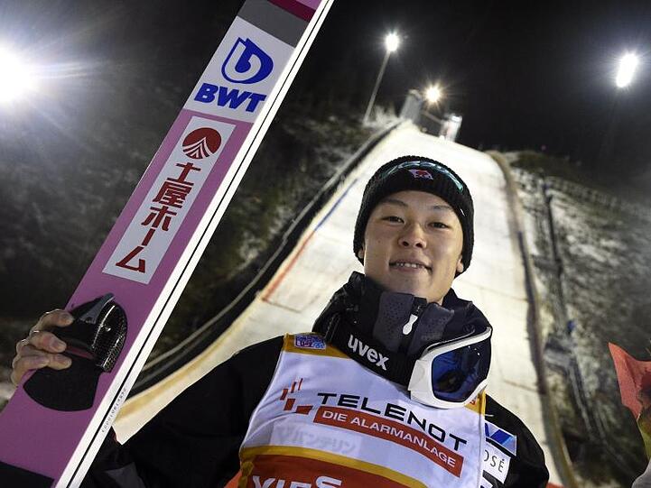 Ryoyu Kobayashi aus Japan lächelt nach seinem Sieg. Foto: Markku Ulander/Lehtikuva/Archiv