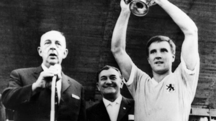 Wilfried Kohlars und Kapitän Rudi Brunnenmeier, der am Ende den Pokal in die Höhe stemmt, sind die Torschützen. "Wir hatten den absoluten Siegeswillen", sagt Fredi Heiß.