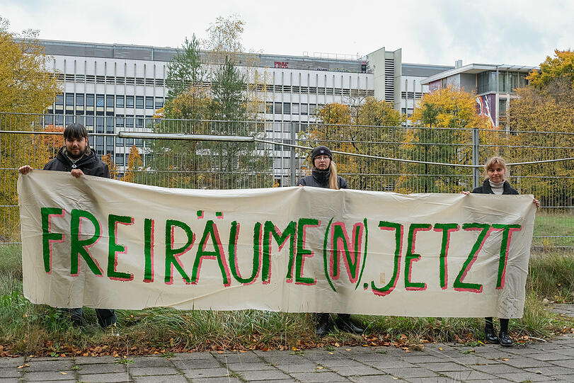 Joshua Neumann, Andrea Kramer und Leonie Krüger (v.l.) vom Bündnis Freiräumen.