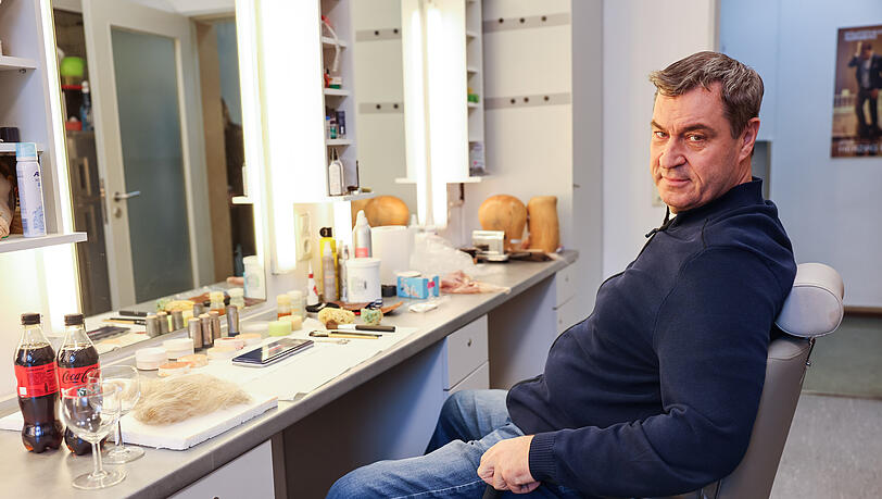 Bayerns Ministerpräsident Markus Söder (CSU) sitzt noch unverkleidet in der Maske im Staatstheater Nürnberg. Bayerns Ministerpräsident Markus Söder (CSU) sitzt noch unverkleidet in der Maske im Staatstheater Nürnberg.